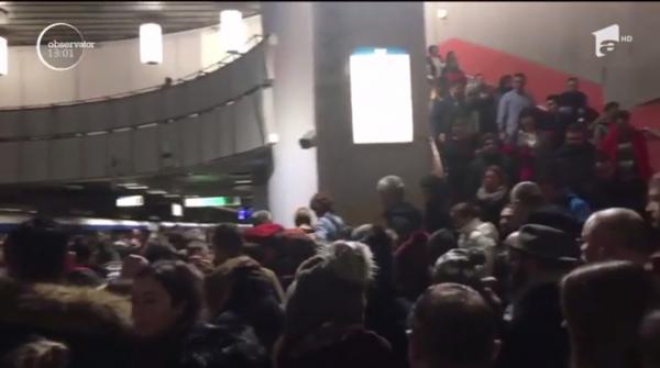 Aglomeraţie de nedescris la metrou. Oamenii s-au călcat în picioare să prindă trenurile