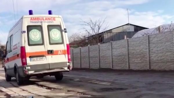Un drum până la spitalul de psihiatrie din Craiova, adevărată cursă cu obstacole. Şoferii ambulanţelor, slalom printre sute de gropi