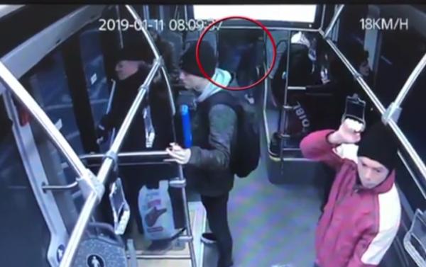 Furt într-un autobuz din Constanţa, surprins de camerele de supraveghere (Video)