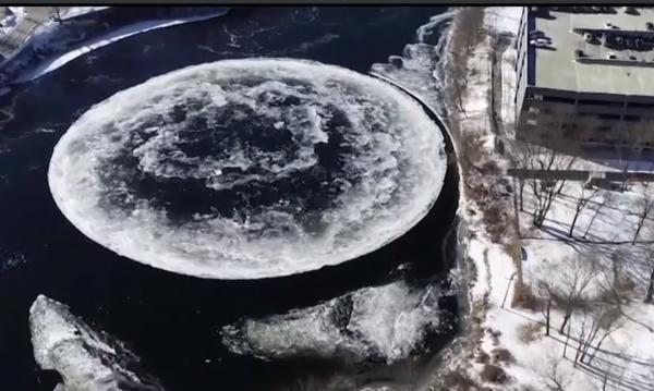 Fenomen bizar în SUA. Un cerc de gheață se rotește în sensul acelor de ceas