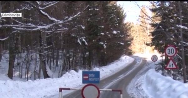 Ninsorile şi viscolul au creat haos în România. Mai multe TIR-uri au derapat pe şoselele îngheţate