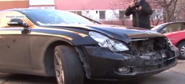 Un tânăr din Craiova a fost atacat de patru indivizi, în plină stradă, cu bâte şi săbii (Video)