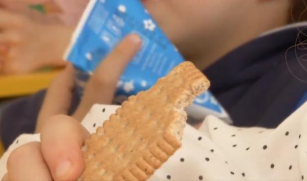 Gustările sănătoase din școli nu sunt pe placul elevilor. Biscuiţi tari și sărați, cornuri fără niciun gust