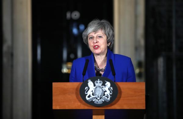 Theresa May a câştigat la limită votul de încredere al parlamentarilor