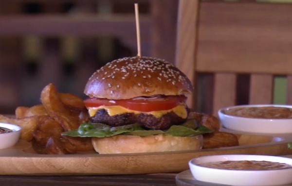 Burgerul, tot mai iubit de români. A fost inclus în meniul tuturor restaurantelor