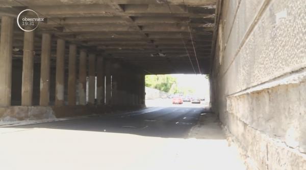 Podul Constanţa din București e un pericol pentru șoferi, dar autoritățile amână să îl repare