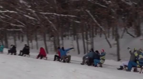 Săniuşul nu are vârstă! Zeci de oameni au retrăit momentele copilăriei pe lacul Sfânta Ana