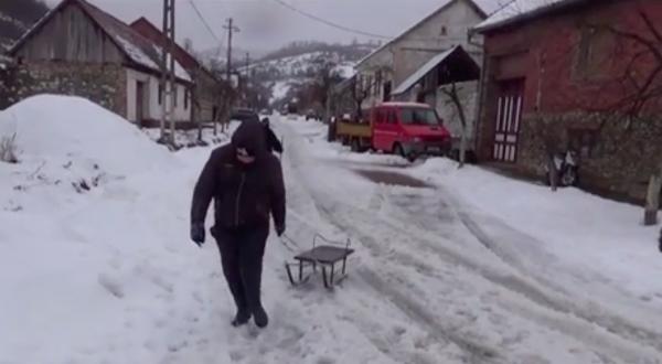 Iarna pe uliță. Cum își petrec timpul liber copiii dintr-o comună din judeţul Caraş-Severin