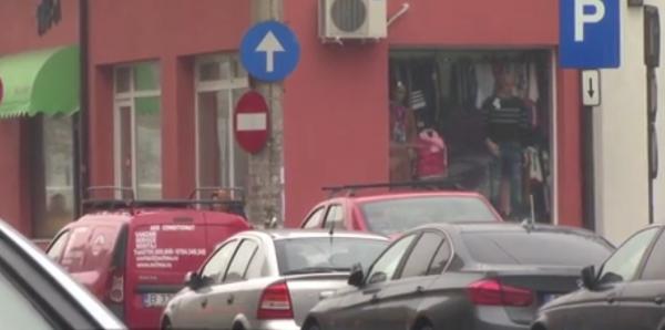 Lângă ansamblurile rezidenţiale, străduţele au devenit un pericol. Şoferii parchează pe unde apucă