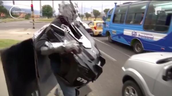 Un cerşetor a găsit o metodă inedită de a face bani. Şi-a creat un costum "Transformers"