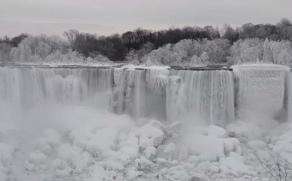 Cascada Niagara a îngheţat parţial. Priveliştea este uluitoare (Video)
