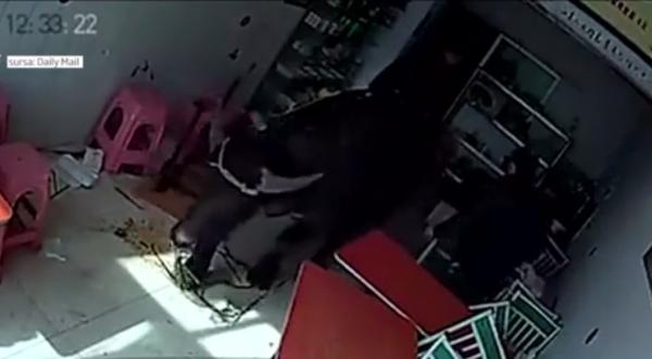 Femeie din China, urmărită de un taur scăpat de la abator