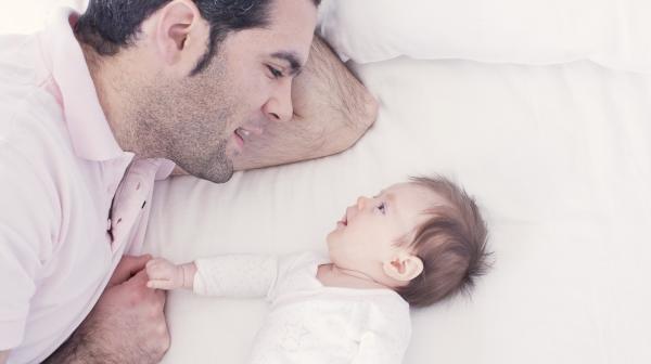 Concediul paternal ar putea fi prelungit, conform unei propuneri de la UE