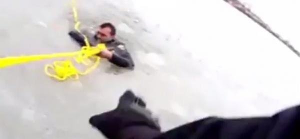 Salvatori din SUA, la un pas de moarte pe un lac înghețat