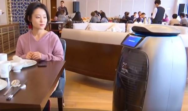 Clienții serviți de roboți, într-un hotel din China