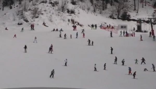 Distracție pe pârtie, răsfăț la piscină, în minivacanţa din acest weekend