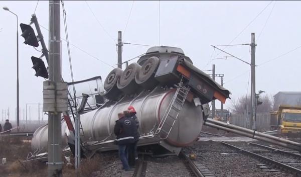 Pericol de explozie în apropiere de Portul Constanţa, după ce o cisternă cu motorină a lovit un tren