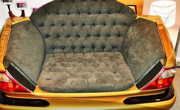 Mașini vechi transformate în piese de mobilier unice, o afacere profitabilă