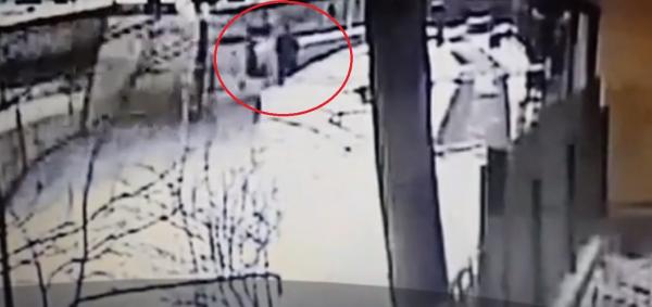 Bărbat din Mureş, izbit în plin de o auto-utilitară în timp ce traversa strada şi aruncat în şanţ (Video)