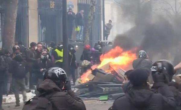 "Vestele galbene" au ieşit din nou la protest, în Paris