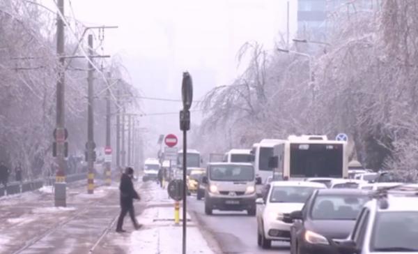 România a fost sub cod galben de chiciuiră. Copaci rupţi şi căzuţi peste maşini sau linii de curent