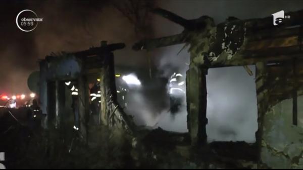 Incendiu în Neamţ. Un bărbat a ajuns la spital cu arsuri, după ce a băgat prea multe lemne în sobă