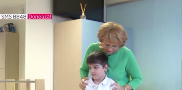 Vreau să ajut. La nouă ani, Ioan este un băieţel cu umor, poftă de viaţă şi voinţă. Nu poate merge, dar visează să devină portar