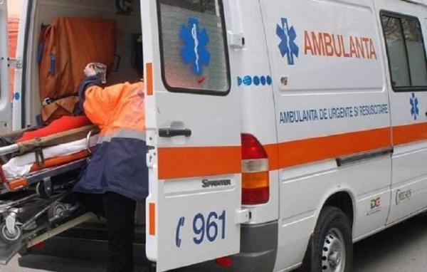O profesoară de la un liceu din Ploieşti a fost înjunghiată în abdomen de un fost elev