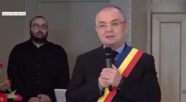 Emil Boc, moment jenant la inaugurarea consulatului onorific al Italiei de la Cluj-Napoca