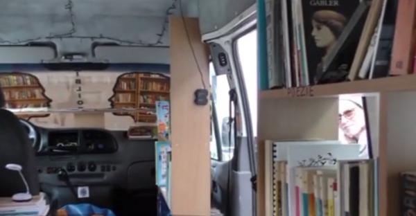 Un microbuz vechi a scăpat de casare şi a prins viaţă, din nou, sub forma unei biblioteci