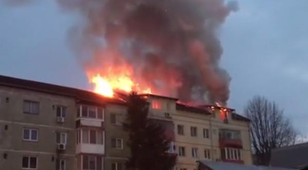 Incendiu de proporţii în Timişoara. Aproape 50 de persoane evacuate, după ce mansarda unui bloc a luat foc
