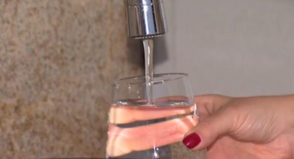 Scandalul apei potabile din Bucureşti. O femeie susţine că apa de la robinet i-a cauzat o reacţie alergică