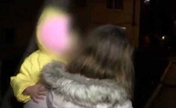 Cazul fetiţei de 3 ani, închisă 2 zile în casă lângă mama ei decedată, în atenţia specialiştilor. Tatăl copilului se întoarce în ţară