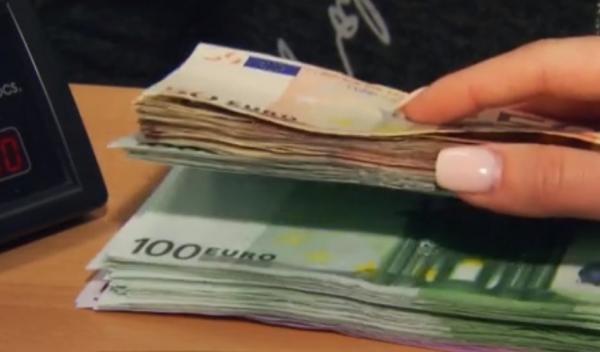 Lovitură pentru românii care vor împrumut. Băncile au scumpit creditele, din cauza "taxei pe lăcomie"