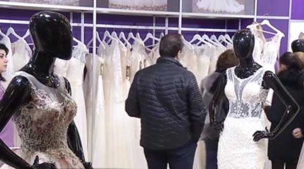 Mireasa anului 2019, rochii cu pene sau imprimeuri 3D