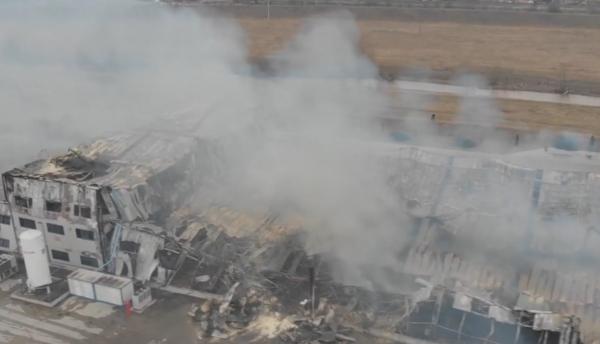 Fabrica de condimente din Alba arde de două zile. Pagubele sunt uriașe