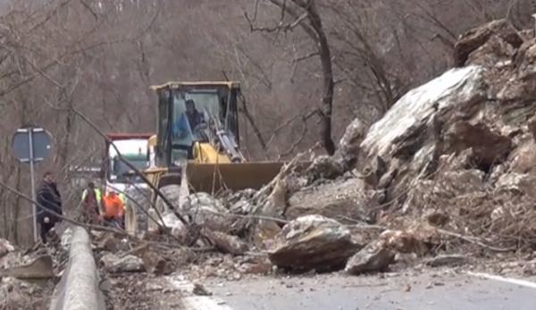 Drum blocat în judeţul Caraş Severin, din cauza alunecărilor de teren
