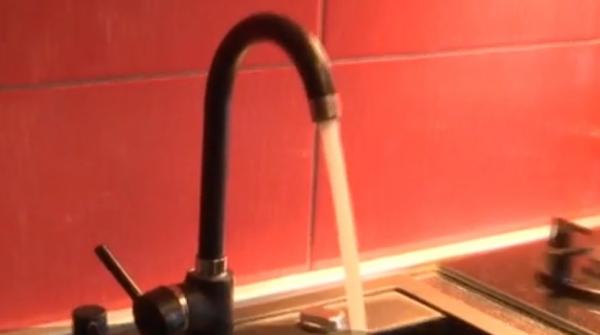 Scandalul apei potabile din Bucureşti: Autorităţile se ameninţă cu plângeri penale