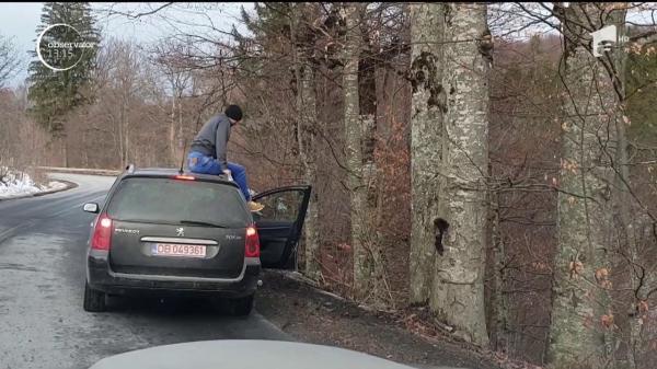 Tânăr filmat pe plafonul unei mașini, pe drumul de la Sinaia către Târgoviște