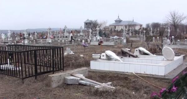 Cimitir din judeţul Vaslui, vandalizat pe timpul nopții