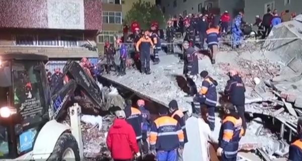 Fetiță din Turcia, salvată după 18 ore de sub dărâmâturile unui bloc prăbuşit