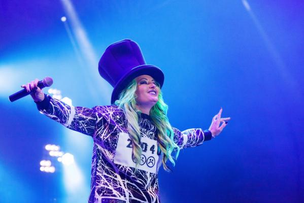 Delia a împlinit 37 de ani! Artista şi-a serbat ziua de naştere prin muncă