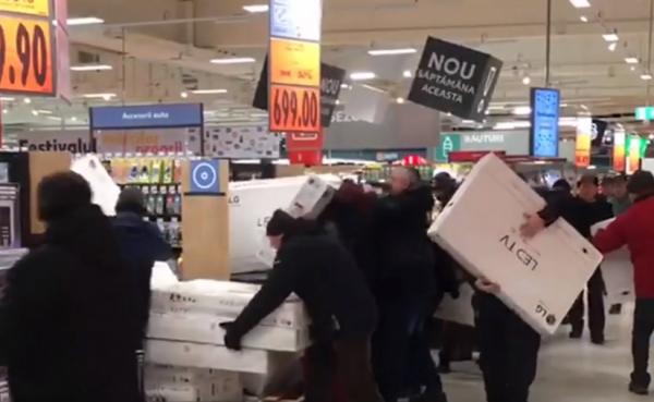 Lupte într-un supermarket din Bacău, pe televizoare la reducere