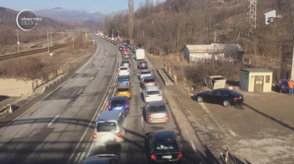 Cozi de 18 kilometri pe DN1, către Valea Prahovei