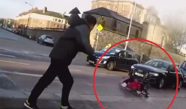 Copil aruncat de vânt în stradă în Irlanda, într-un moment de neatenție al tatălui