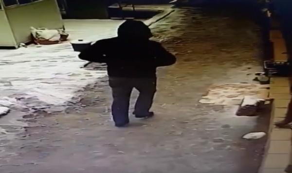 Primele imagini cu bărbatul care a jefuit o bancă din Craiova