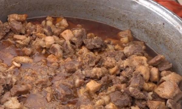 Ospăț cu preparate din carne de porc, la Satu Mare