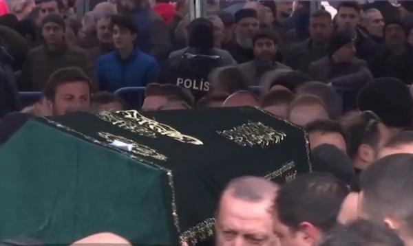 Erdogan a dus pe umeri un sicriu, la funeraliile victimelor din blocul prăbușit din Istanbul