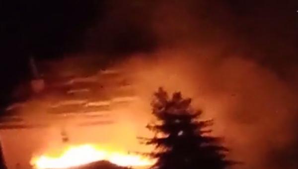 Incendiu violent la o casă din staţiunea Borşa, judeţul Maramureş. Focul ar fi fost pus intenţionat