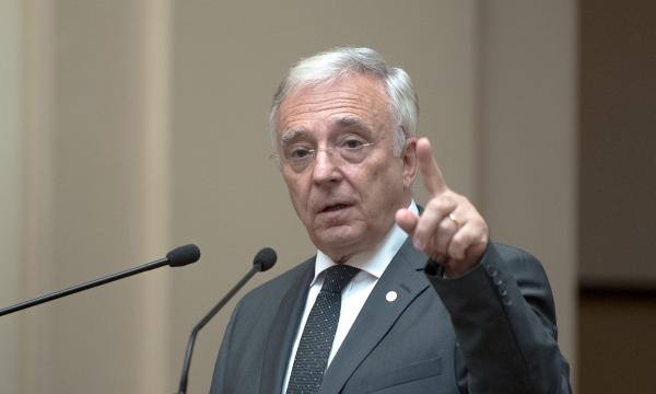 Guvernatorul BNR, așteptat marți în Parlament, la o zi după ce l-a criticat dur pe Darius Vâlcov